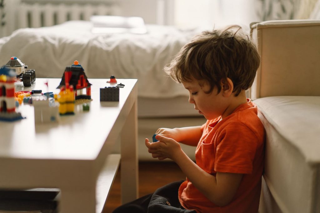 niño jugando con construcciones